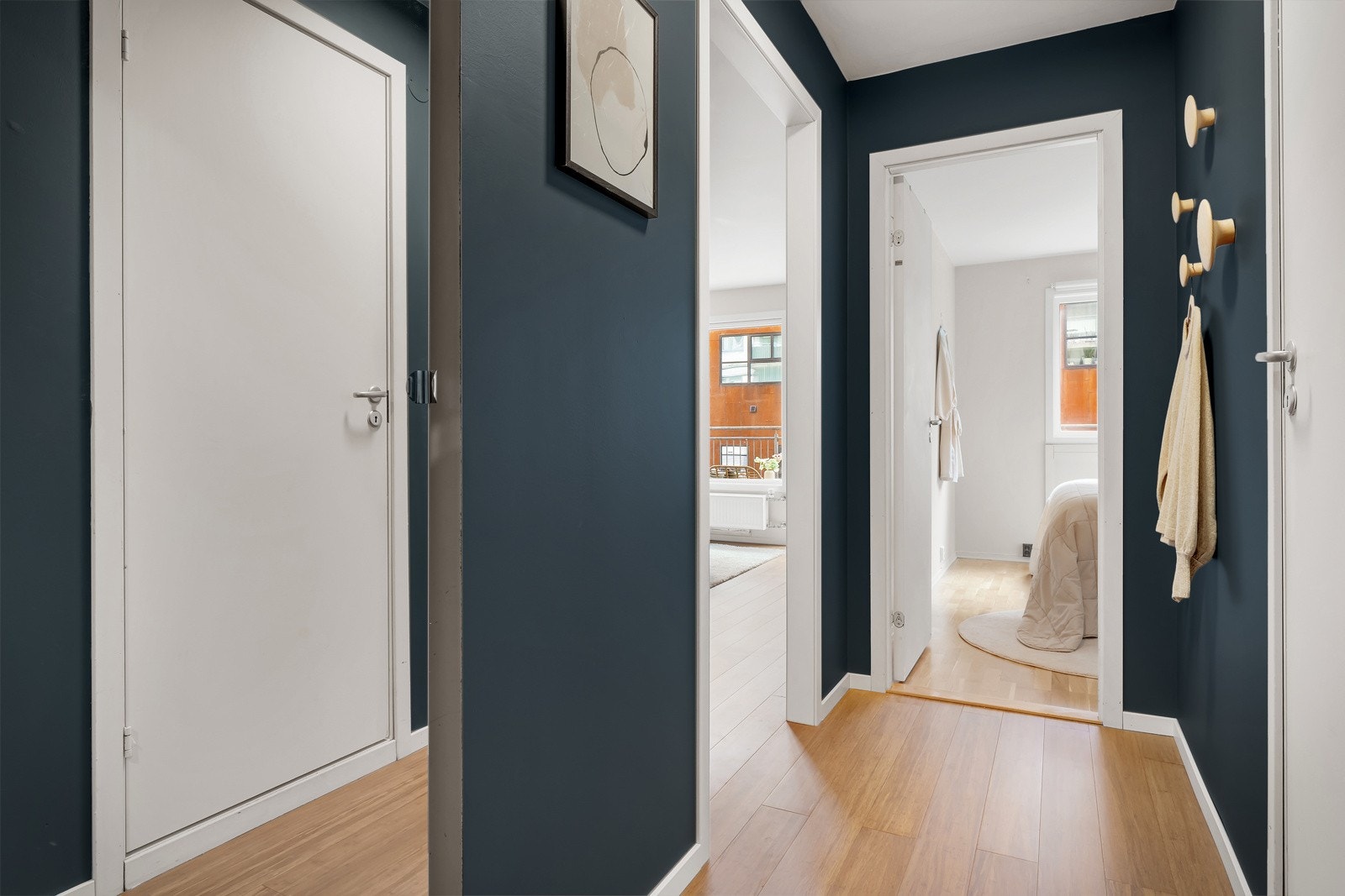 - Det første du møter er en innbydende entré med garderobeskap - Galleribilde