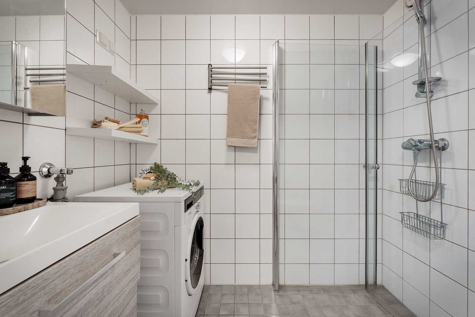 - Badet er helfliset i delikate, tidløse fliser og har varme i gulv - Galleribilde