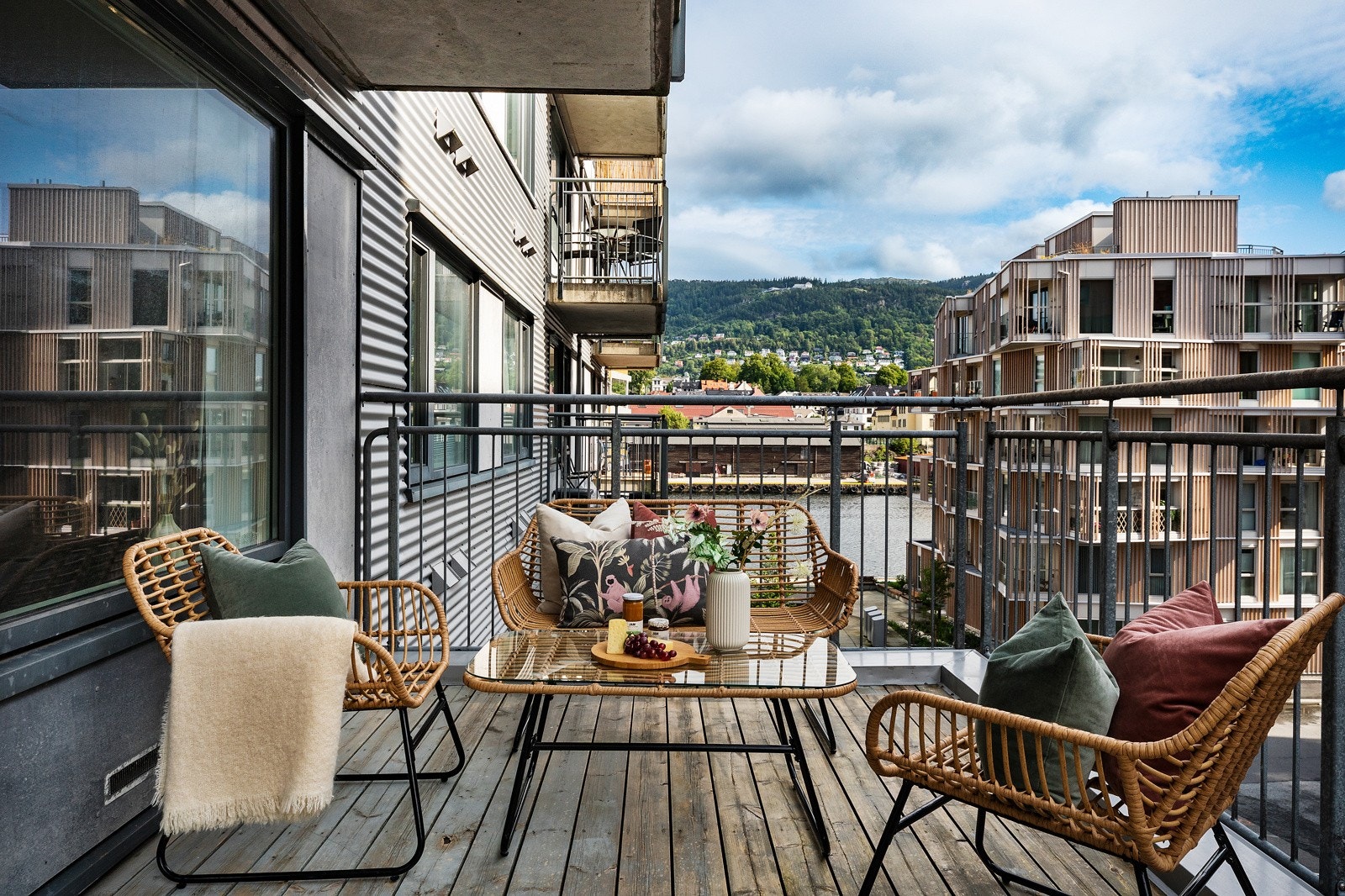 - Fra stuen er det utgang til en stor balkong med sjøutsikt - Galleribilde