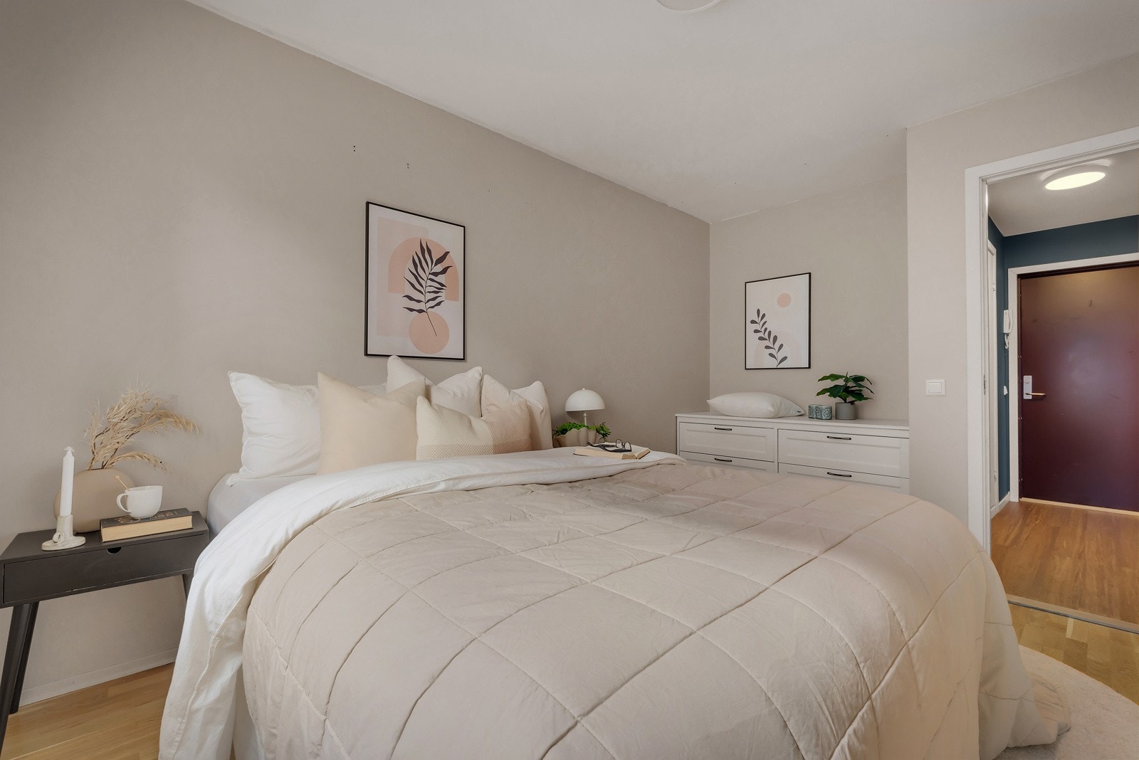 - Det er plass til garderobe i nisjen - Galleribilde