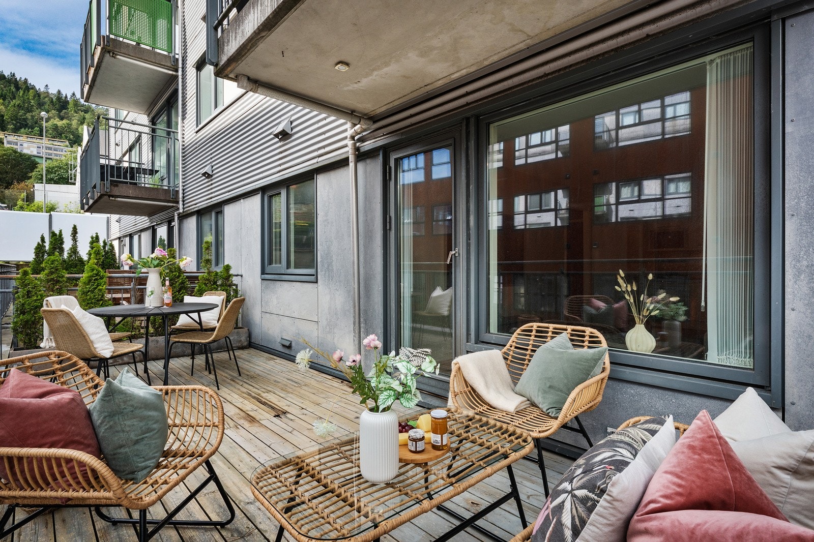 - Her har man plass til flere sittegrupper - Galleribilde