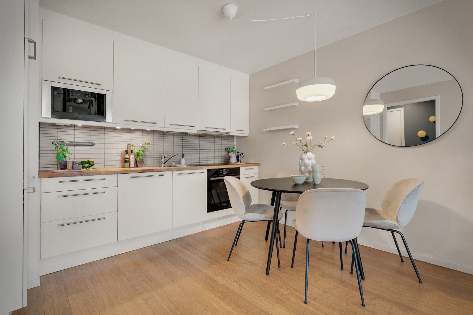 - Flott kjøkkeninnredning med slette, hvite fronter og benkeplate i heltre - Galleribilde