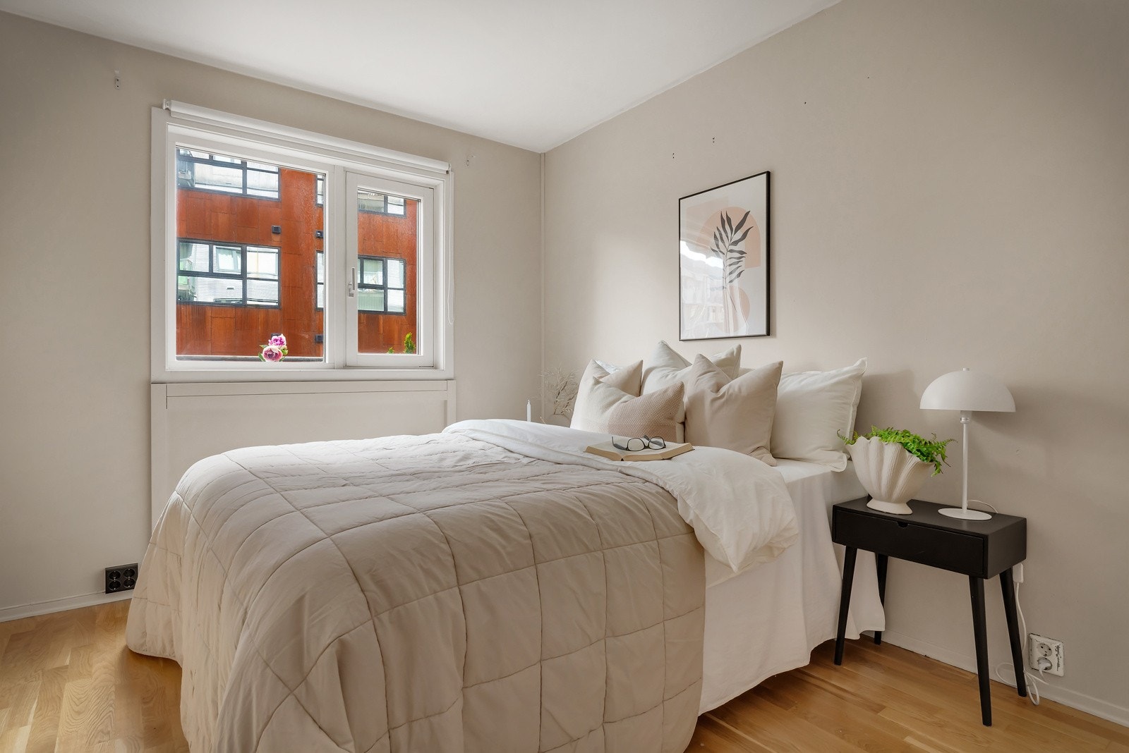 - Soverommet er av meget god størrelse og god plass til å møblere med dobbeltseng og øvrig møblement - Galleribilde