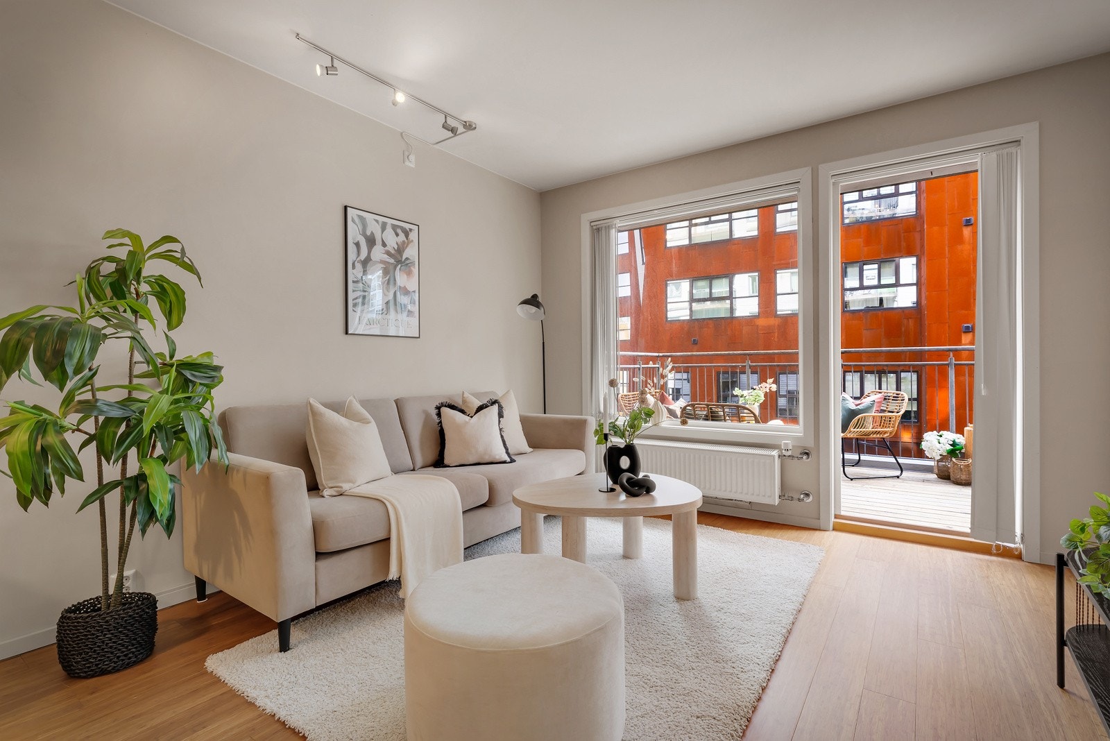 - Tv, internett, kommunale avgifter, renter og avdrag fellesgjeld, eiendomsskatt, dugnad, byggforsikring ++ er inkl. i felleskostn. - Galleribilde