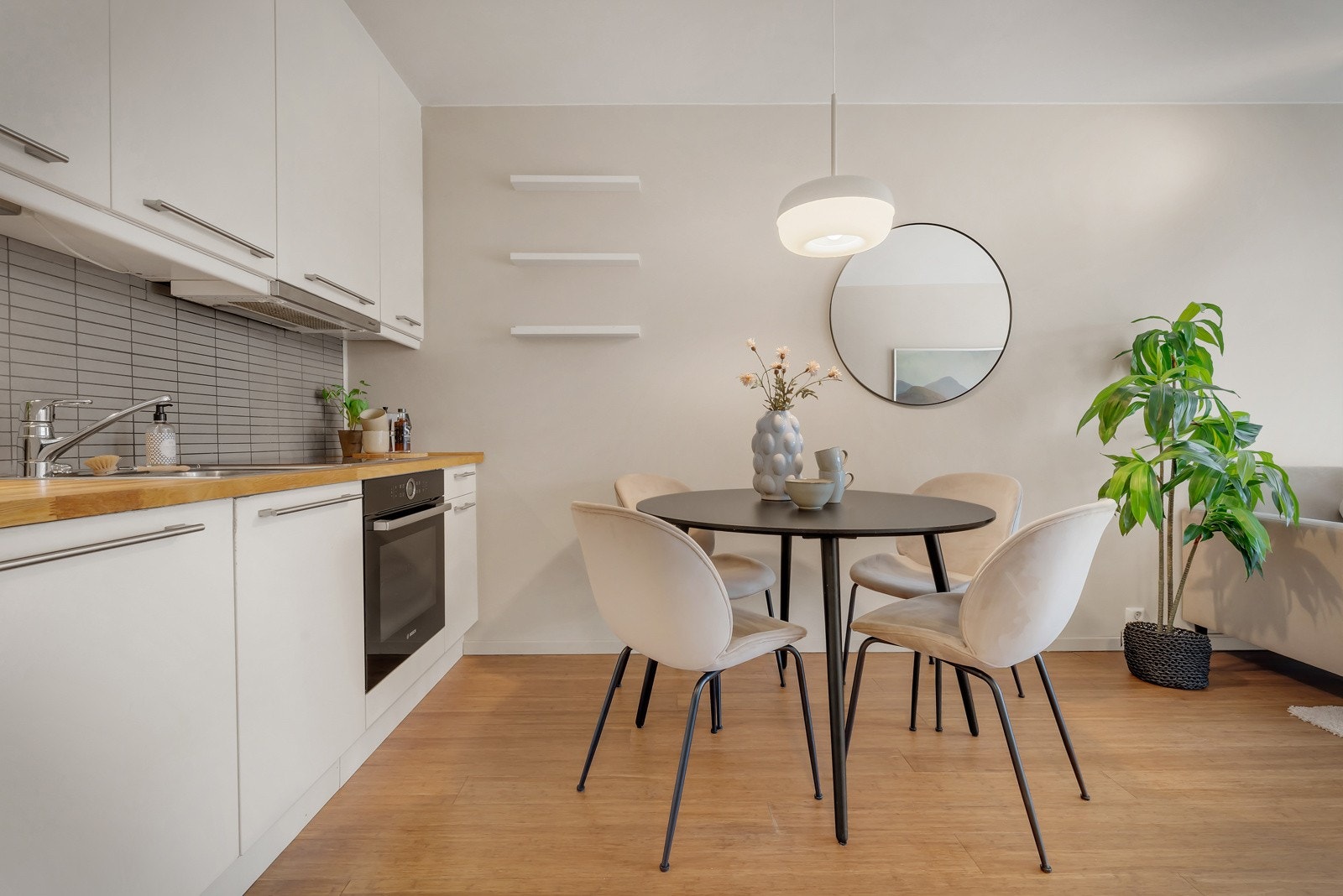 - Det er godt med skapplass, samt lys og stikkontakt under overskap - Galleribilde