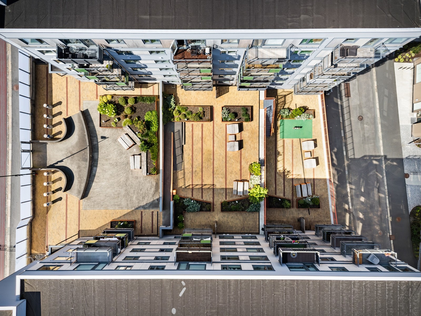 - Tomten er pent opparbeidet med utearealer med flere ulike soner og sittegrupper mellom byggene - Galleribilde