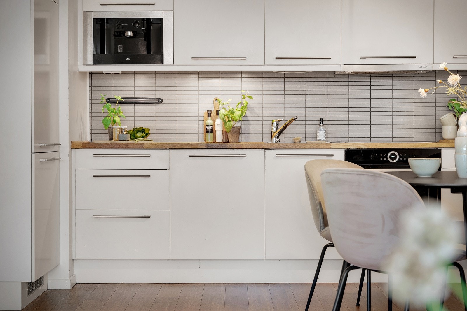 - Integrert kjøleskap, kaffemaskin, oppvaskmaskin og stekeovn med platetopp - Galleribilde