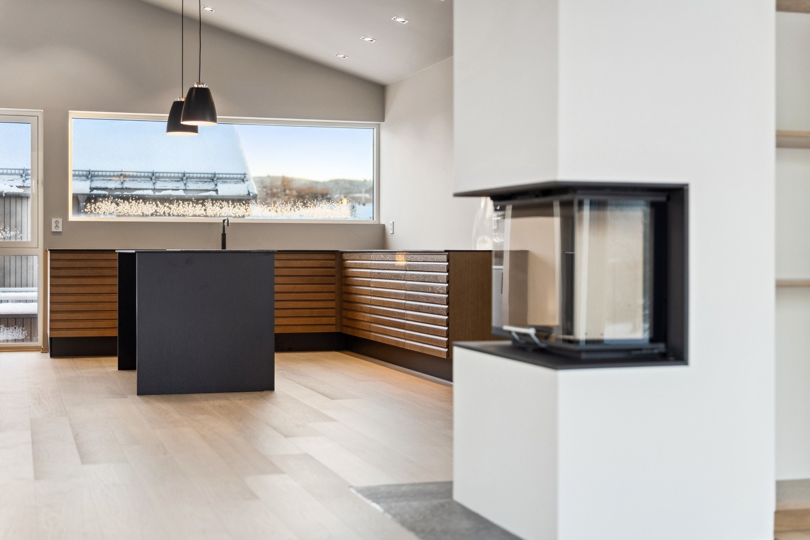 Kjøkkenet er rikelig utstyrt med blant annet integrert ovn og mikroovn, induksjonstopp med ventilator, servant med Quooker, vinskap innebygd under benk samt kjøleskap og oppvaskmaskin. Galleribilde