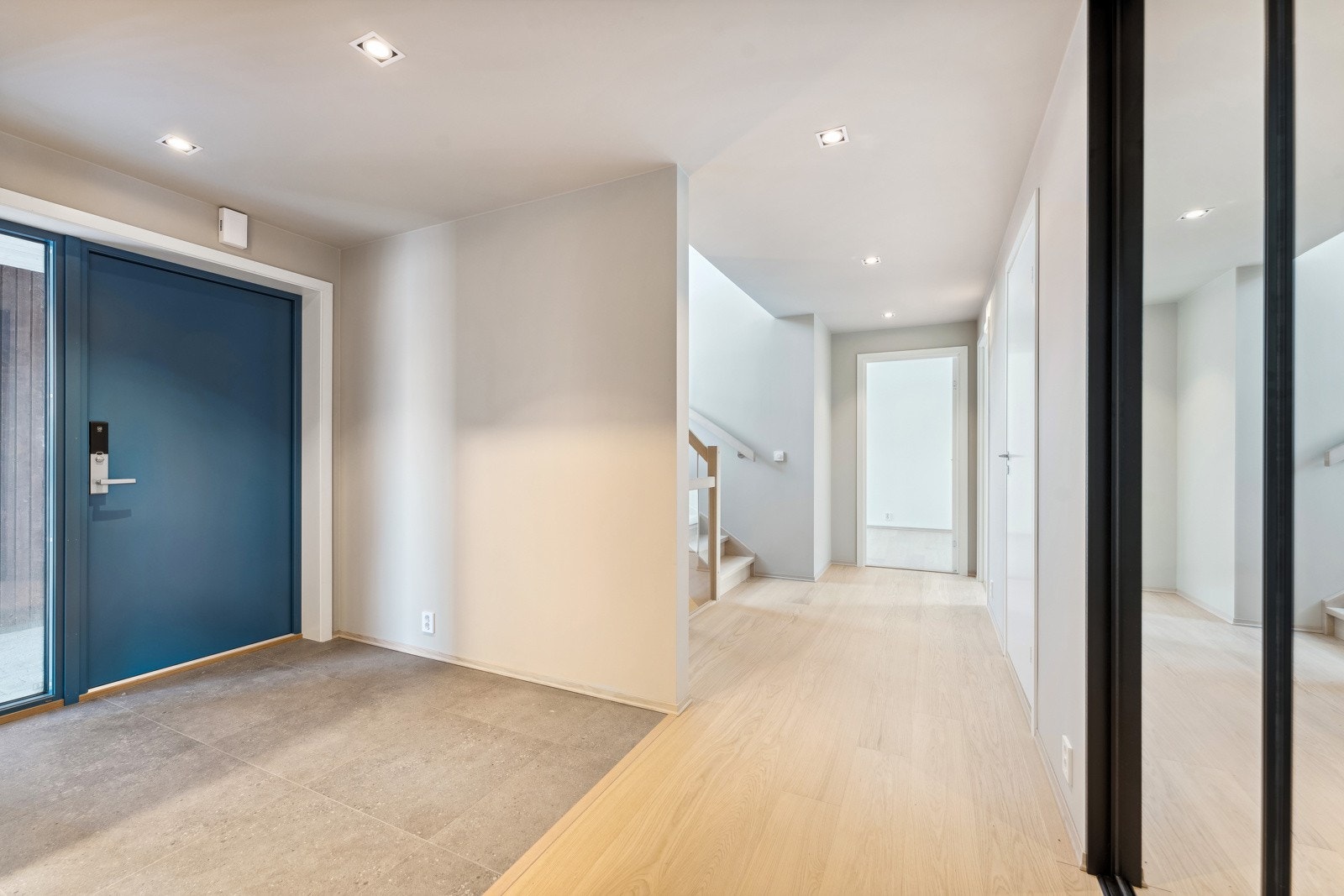 Når man kommer inn i boligen møtes man av en romslig og trivelig entrè/hall på 20 kvm. Galleribilde