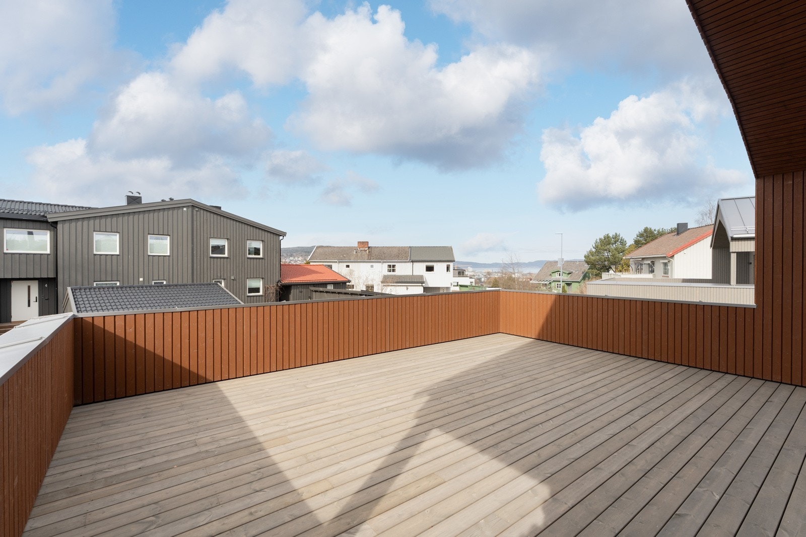 Fra stuen i 2.etasje har man tilgang til en fantastisk takterrasse med svært gode solforhold Galleribilde