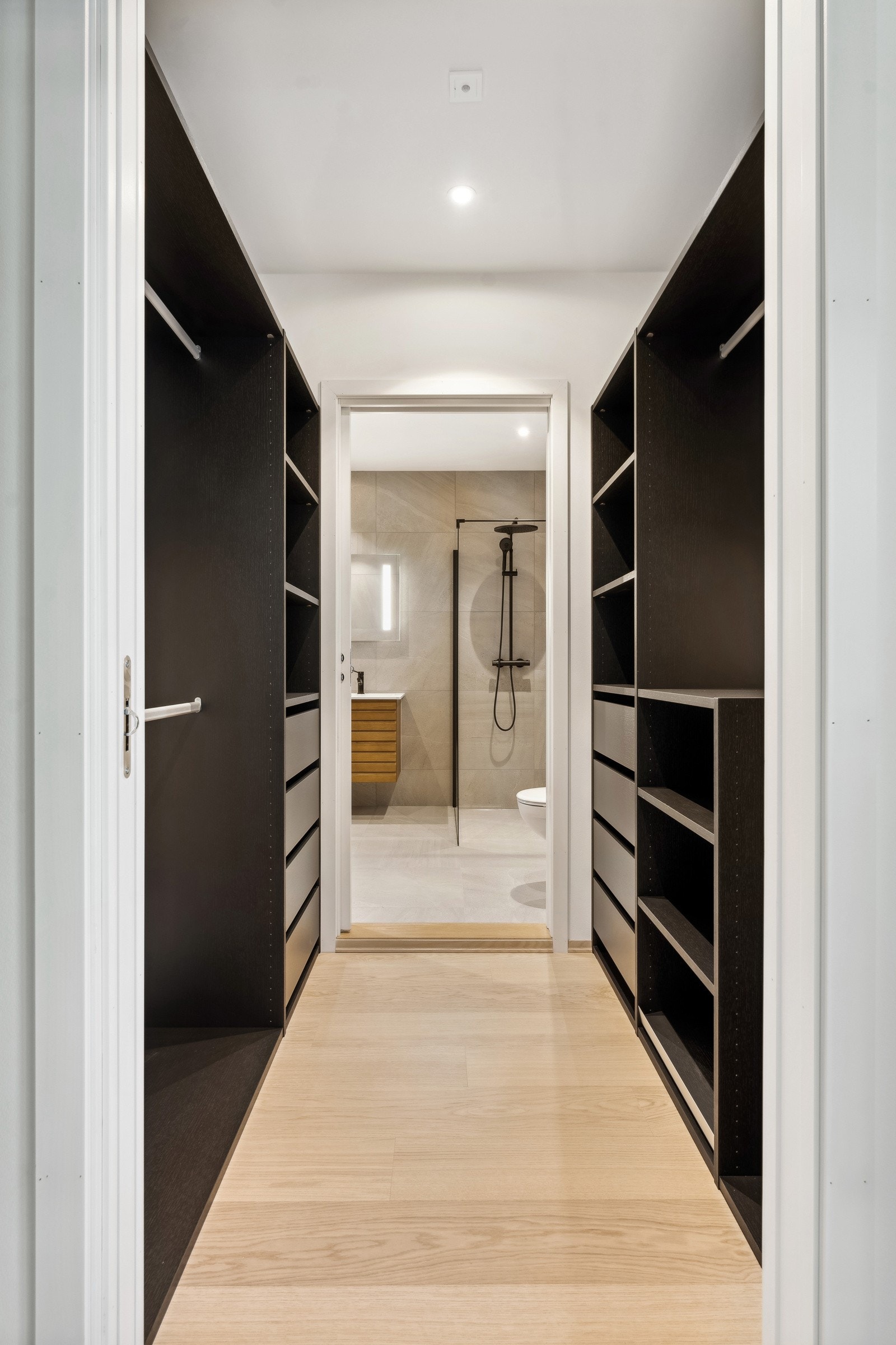 Fra soverommet er det gjennomgang til bad via et meget praktisk walk-in-closet Galleribilde