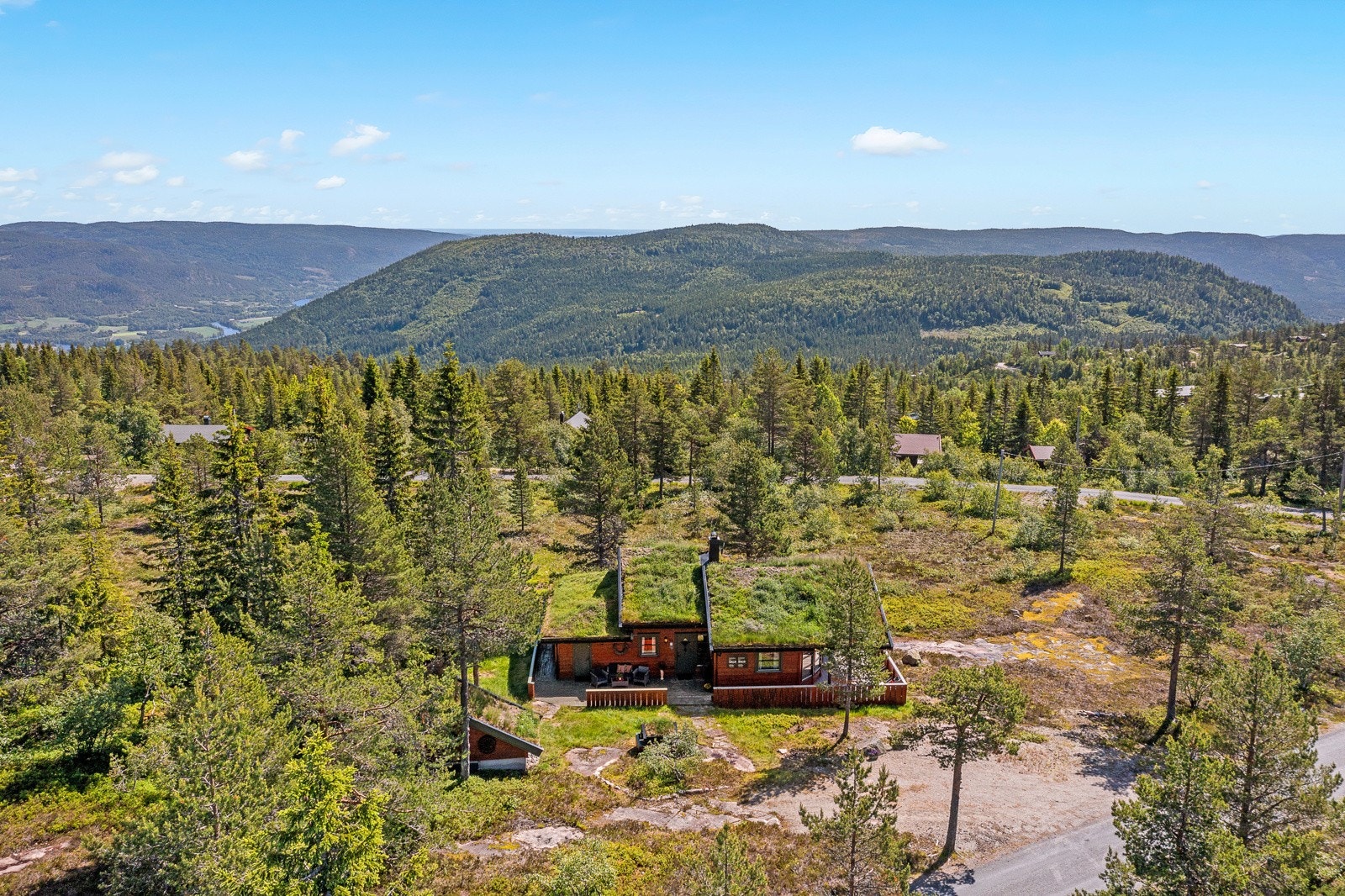 Hytta er solrikt beliggende med flotte turområder sommer som vinter Galleribilde