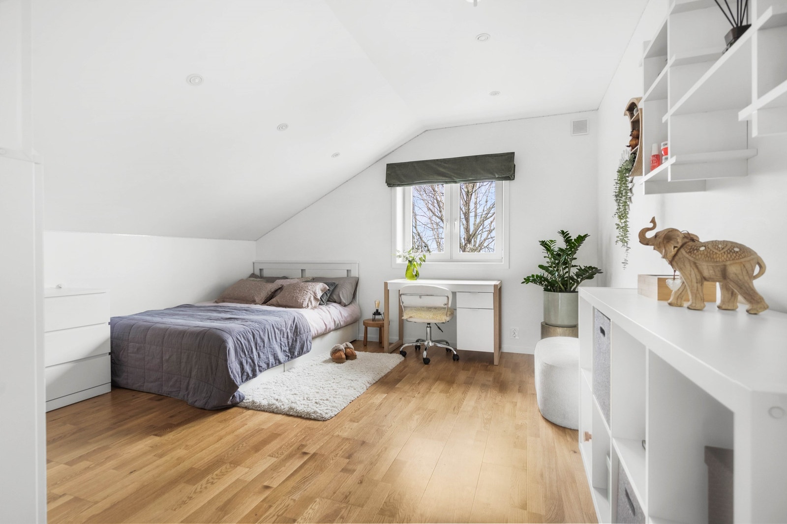 Begge soverommene er av god størrelse. Her er det plass til møblering som reflekterer eget behov og stil. Galleribilde