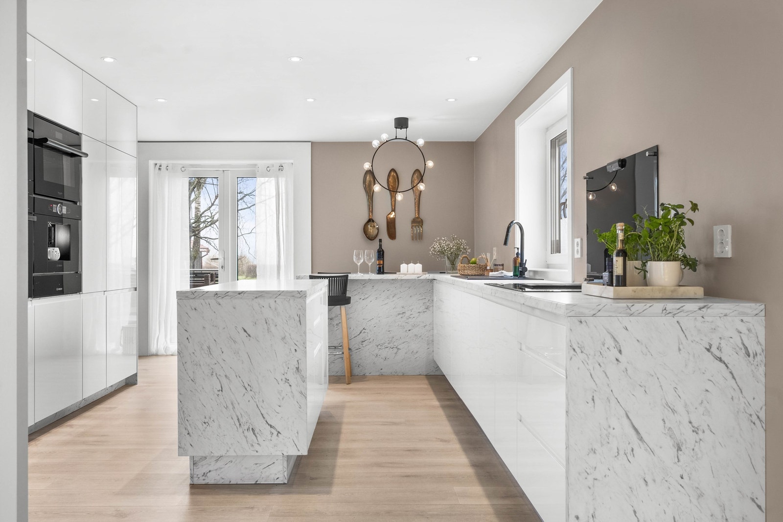 Kjøkken fra 2019 i følge eier. Galleribilde