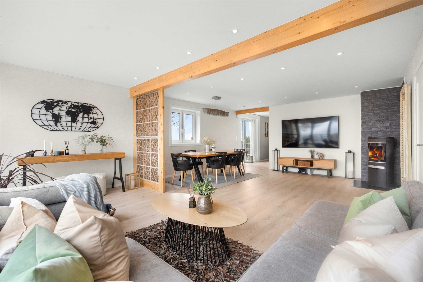 Stuen er stor og er delt inn i en tv/sofa seksjon og spisestue med plass til et stort bord der familien og venner kan samles. Galleribilde