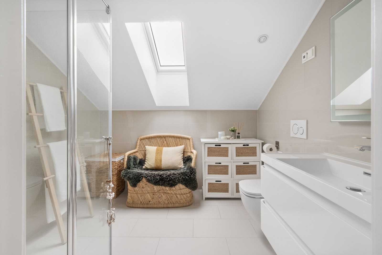 Lyst og moderne bad fra 2019 i følge eier. Innredningen er med servant og ett-greps blandebatteri. Dusjhjørne med hånddusj og regnfallsdusj. Galleribilde