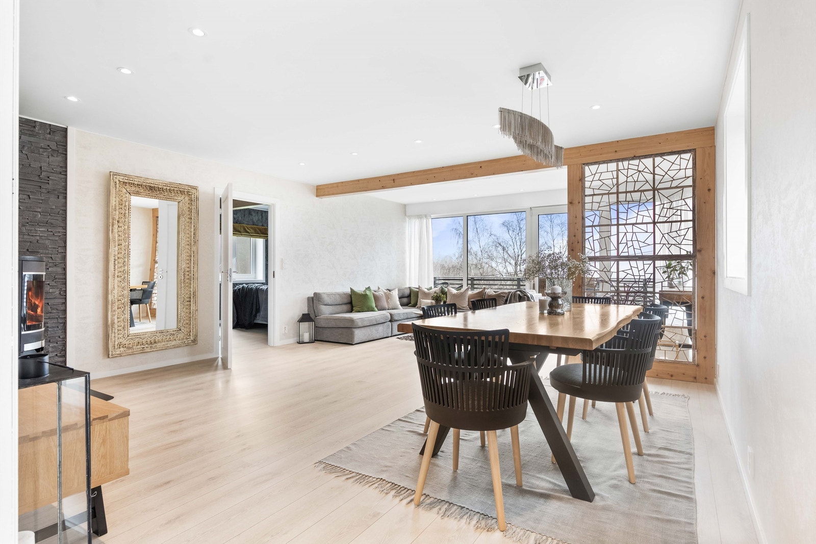 Fra stuen er det inngang til boligens hovedsoverom. Galleribilde