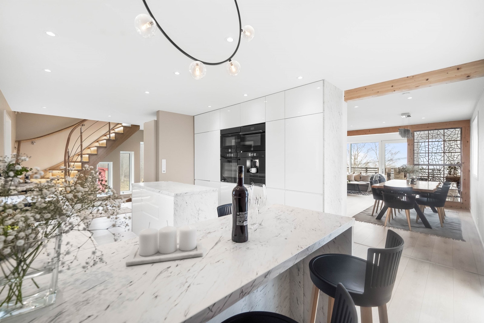 Delvis åpen kjøkkenløsning som gir en sosial og god atmosfære å lage mat i. Galleribilde