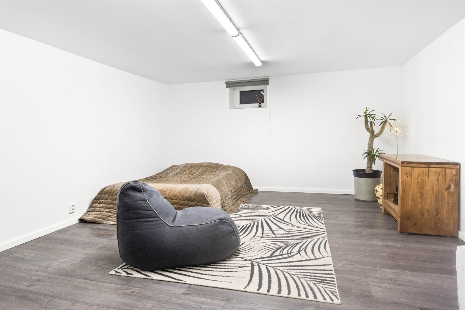 Kjeller er innredet som oppholdsrom. Kjelleretasjen er ikke godkjent for varig opphold. Galleribilde