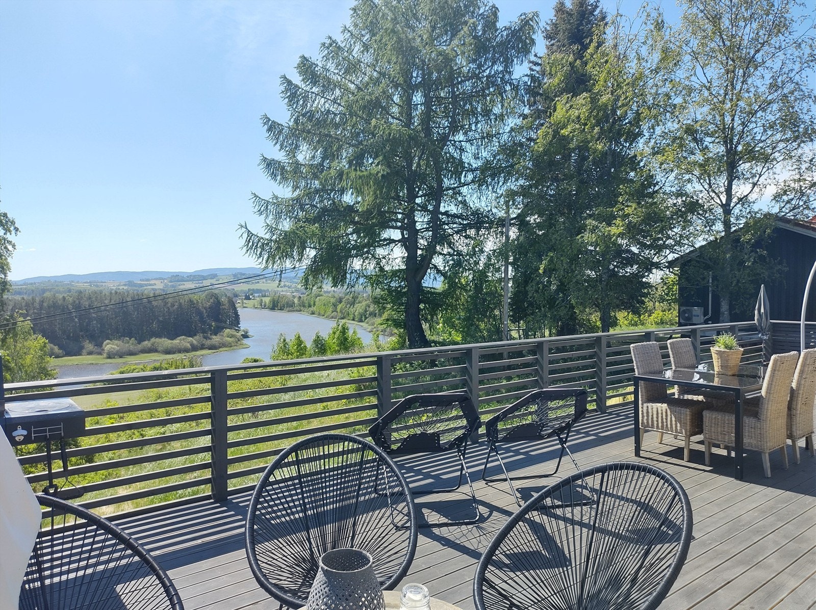 Eiendommen har en unik utsikt, og fantastiske solforhold. Galleribilde