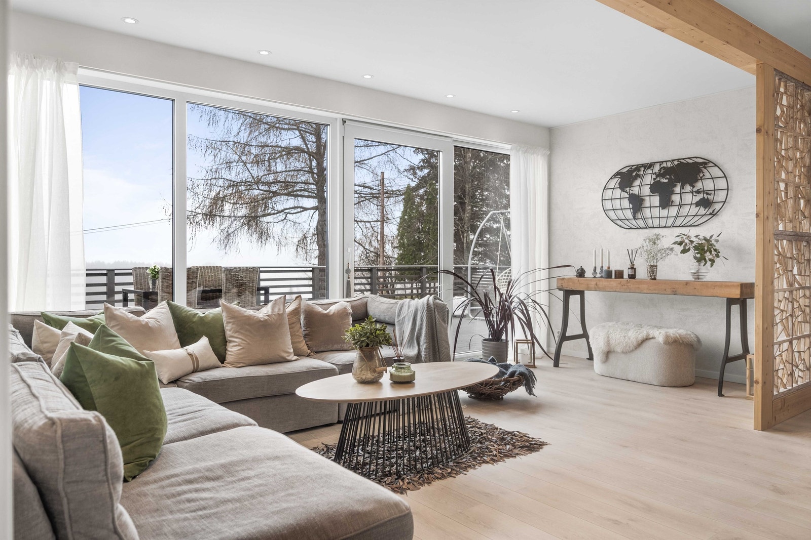 Rommet har store vindusflater som gir fint naturlig lys inn i stuen. Galleribilde