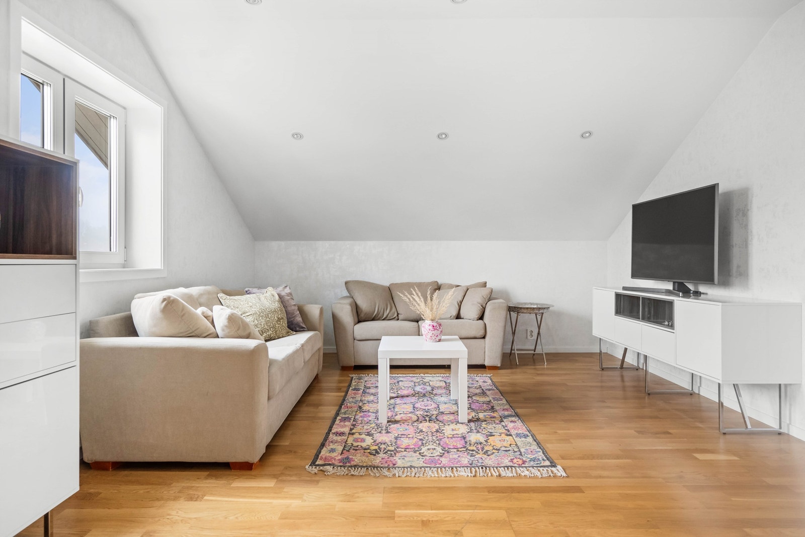 Dette er en innholdsrik familiebolig, perfekt bolig for familier som ønsker både plass og privatliv. Galleribilde