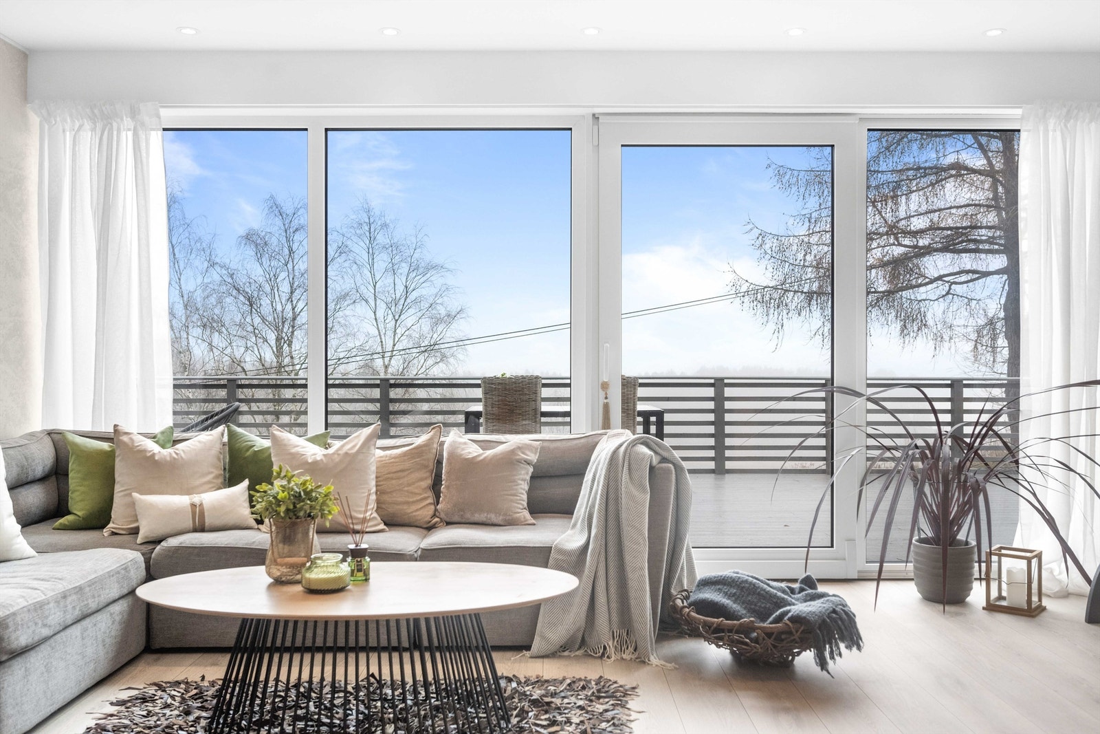 Fra stuen er det utgang til en stor og flott terrasse med plass til møblering. Galleribilde