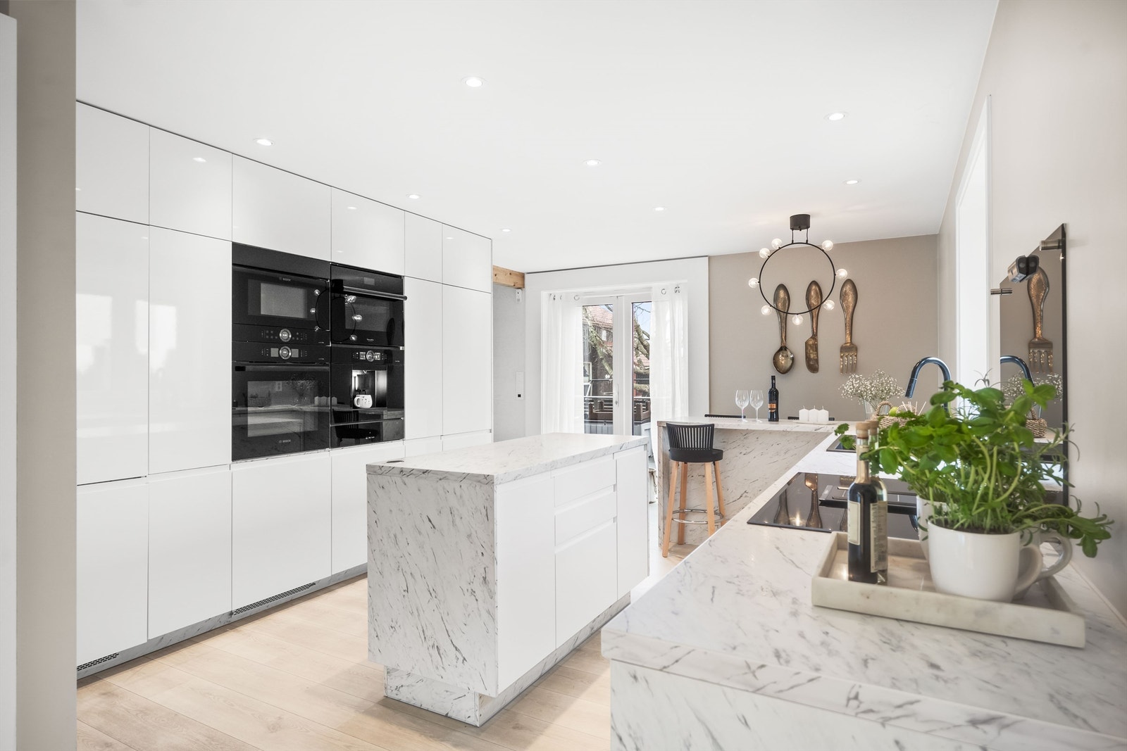 Lyst og flott kjøkken med kjøkkenøy og godt med benkeplass. Galleribilde