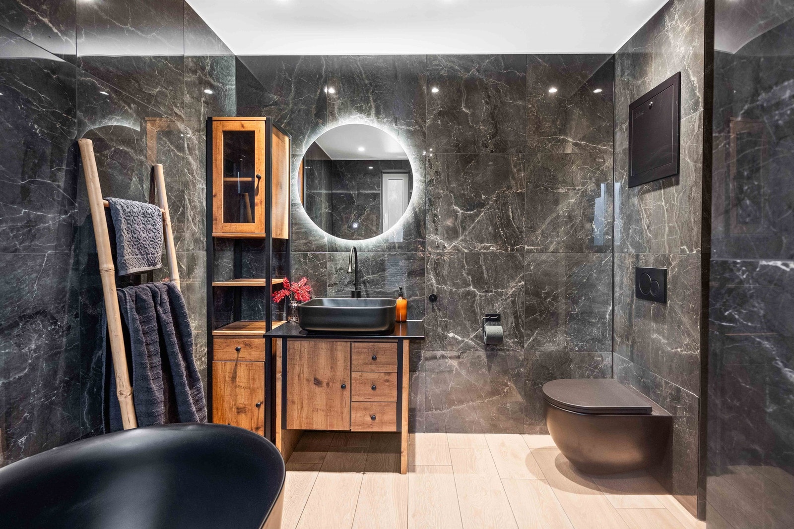 Det er fliser på vegg og malt himling. Veggmontert toalett. Galleribilde