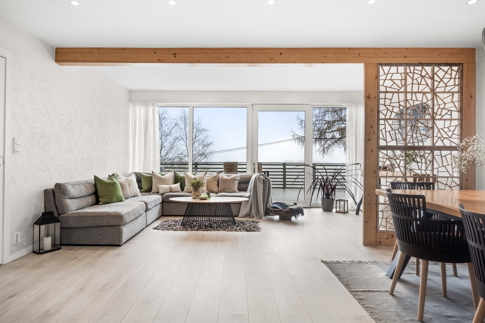 Eiendomsmegler Marius Stormfelt har gleden av å presentere Busundveien 77, en delikat oppusset enebolig med utstrakt utsikt og fantastiske solforhold. Galleribilde