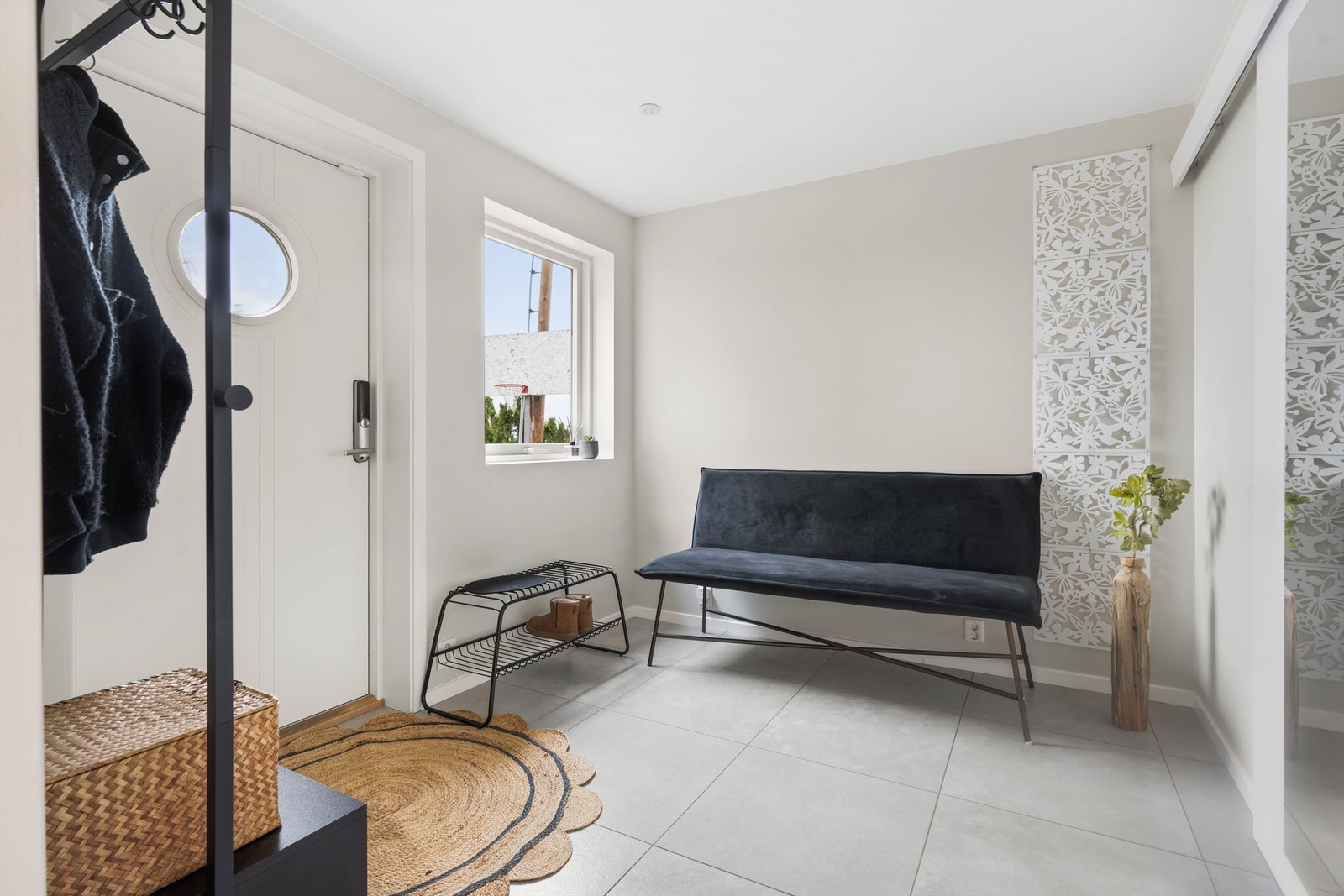 Gangen er lys og gir et perfekt førsteinntrykk av boligen. Galleribilde