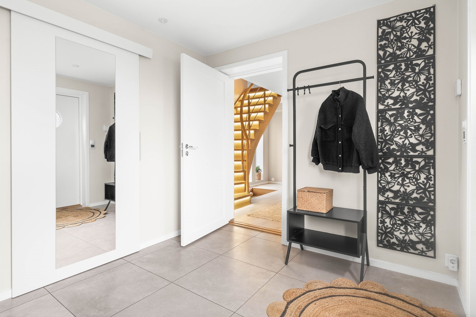 Stor og innbydende entre som har godt med skapplass til å henge fra seg yttertøy og annet med både skyvedørsgarderobe og garderobeskap. Galleribilde