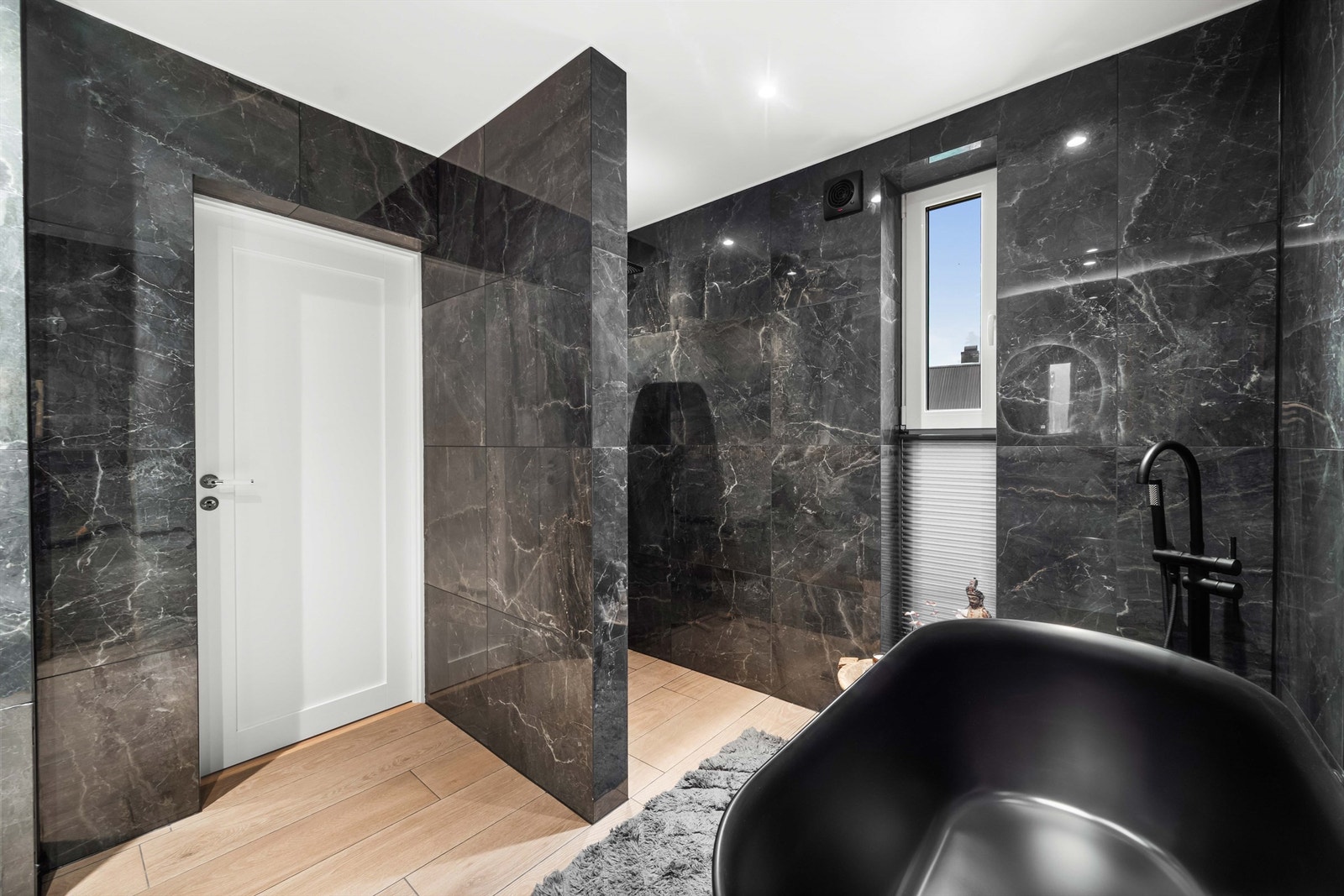 Innredningen er med servant og ett-greps blandebatteri. Badekar (ikke tilkoblet på befaringsdagen). Galleribilde