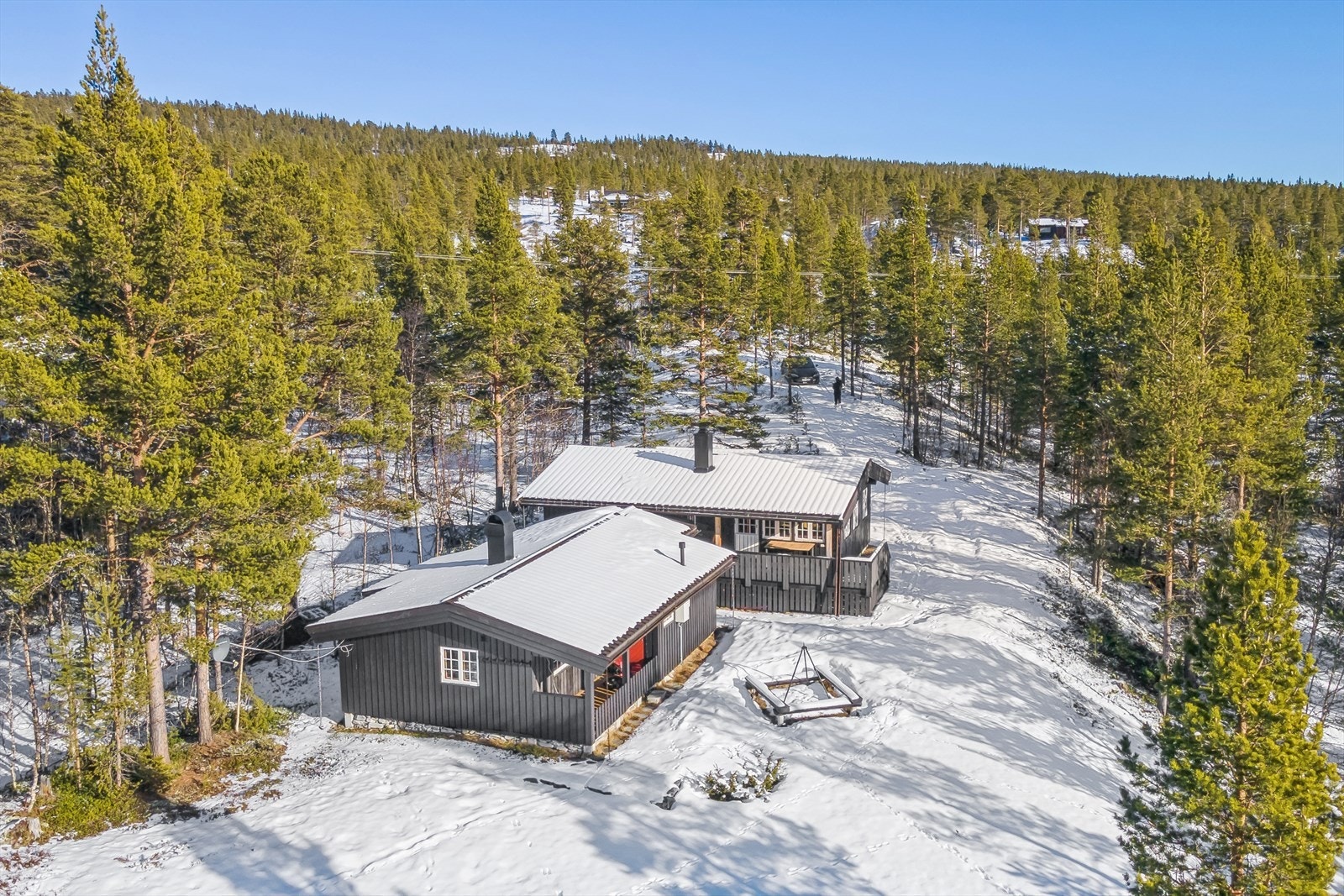 Velkommen til en sjarmerende- og naturnær hytte med flott beliggenhet i Atnsjølia! Galleribilde