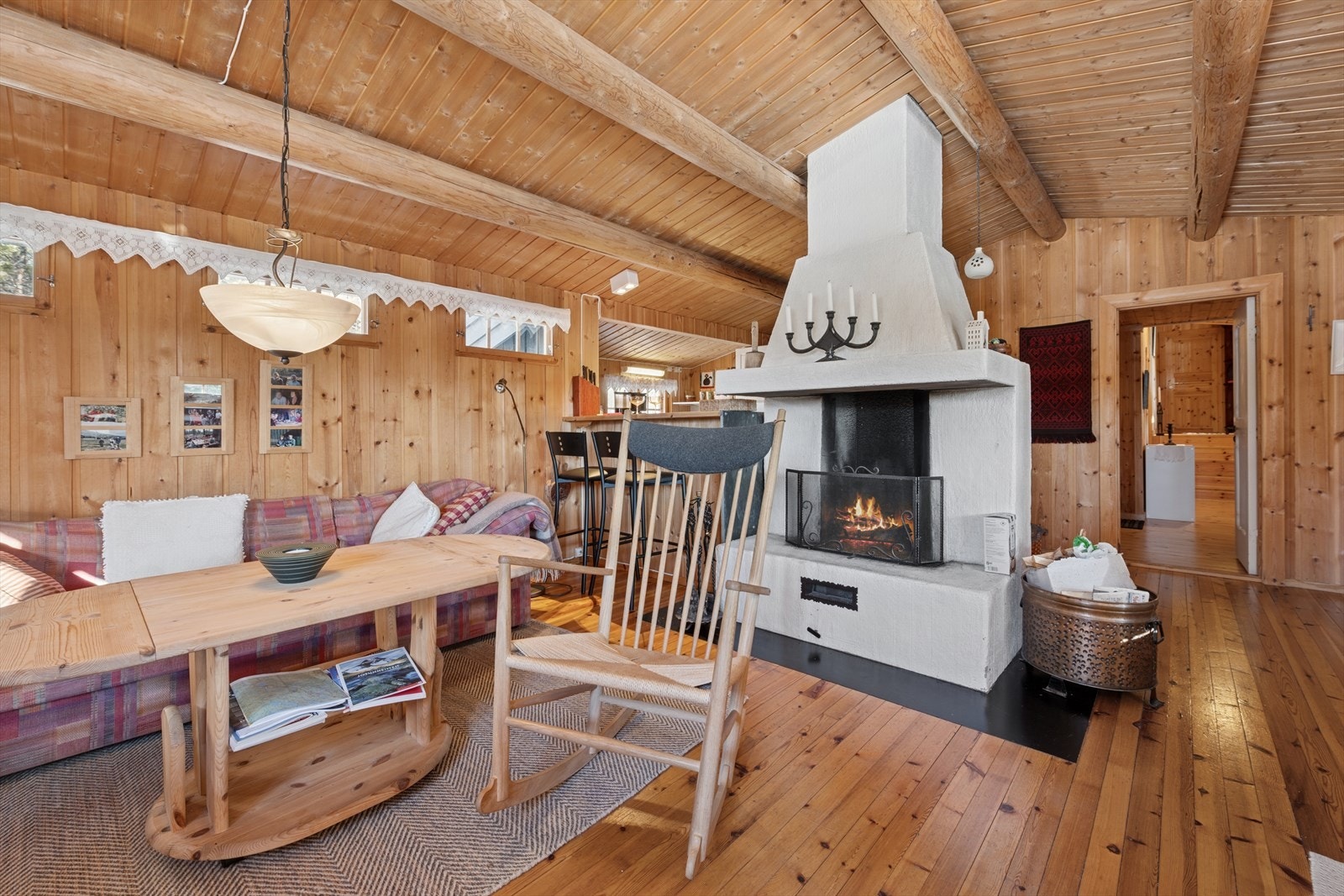 Den originale delen av hytta huser stue, spisestue og kjøkken. Galleribilde