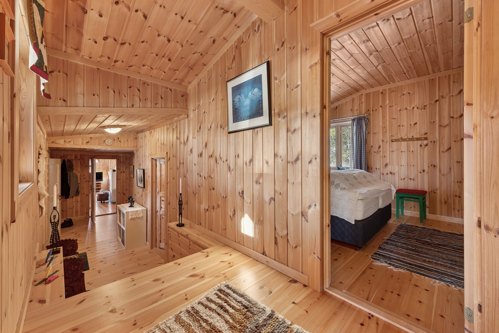 Tilbygget inneholder en større stue, et soverom og overbygd terrasse. Galleribilde