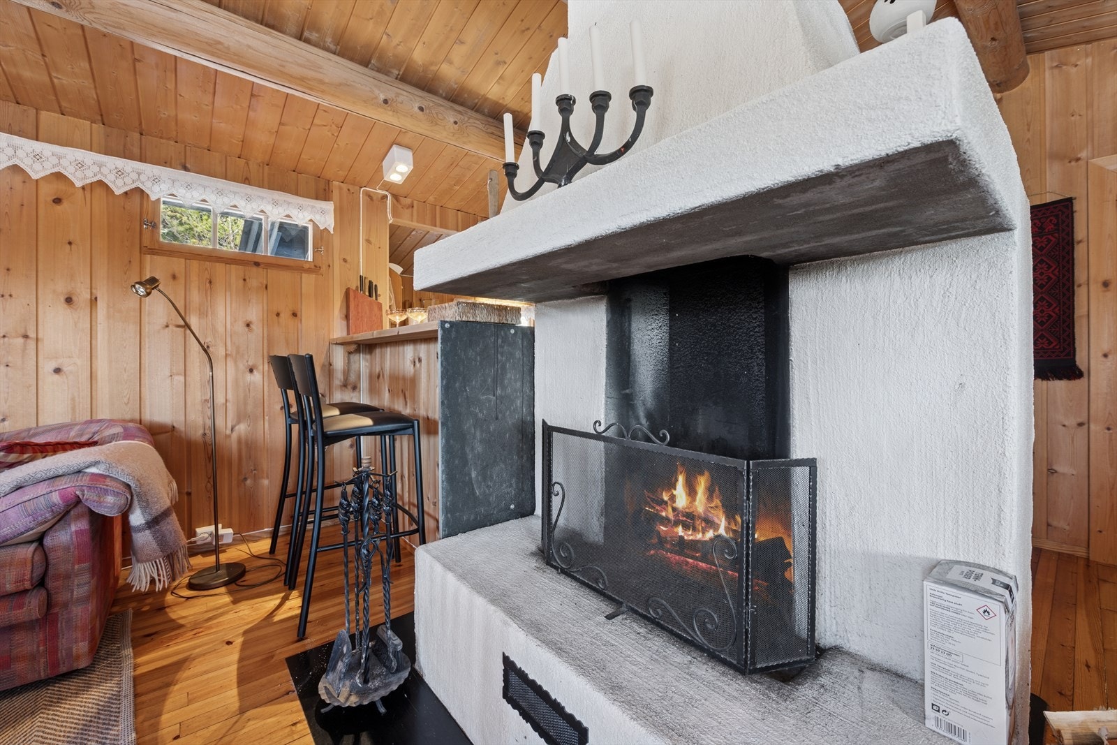 Murpeisen er sentralt plassert i rommet og avgir godt med varme. Galleribilde
