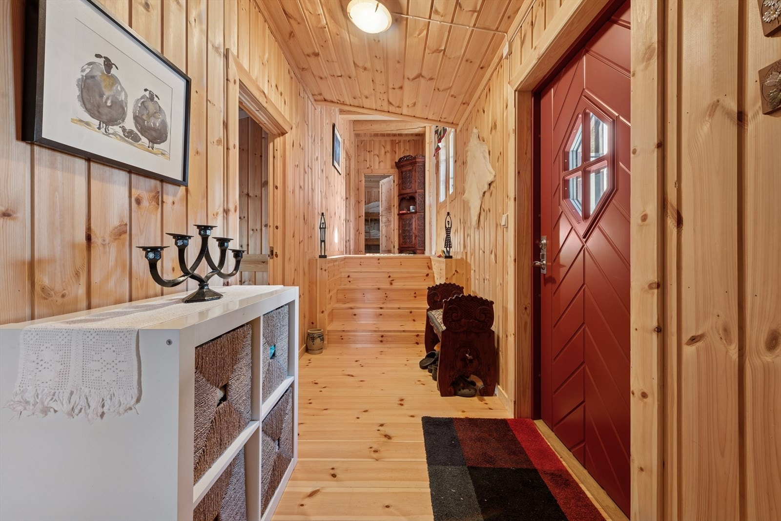 Du ønskes velkommen inn til en romslig gang som kobler den originale hytta sammen med tilbygget som ble oppført i 2008. Galleribilde