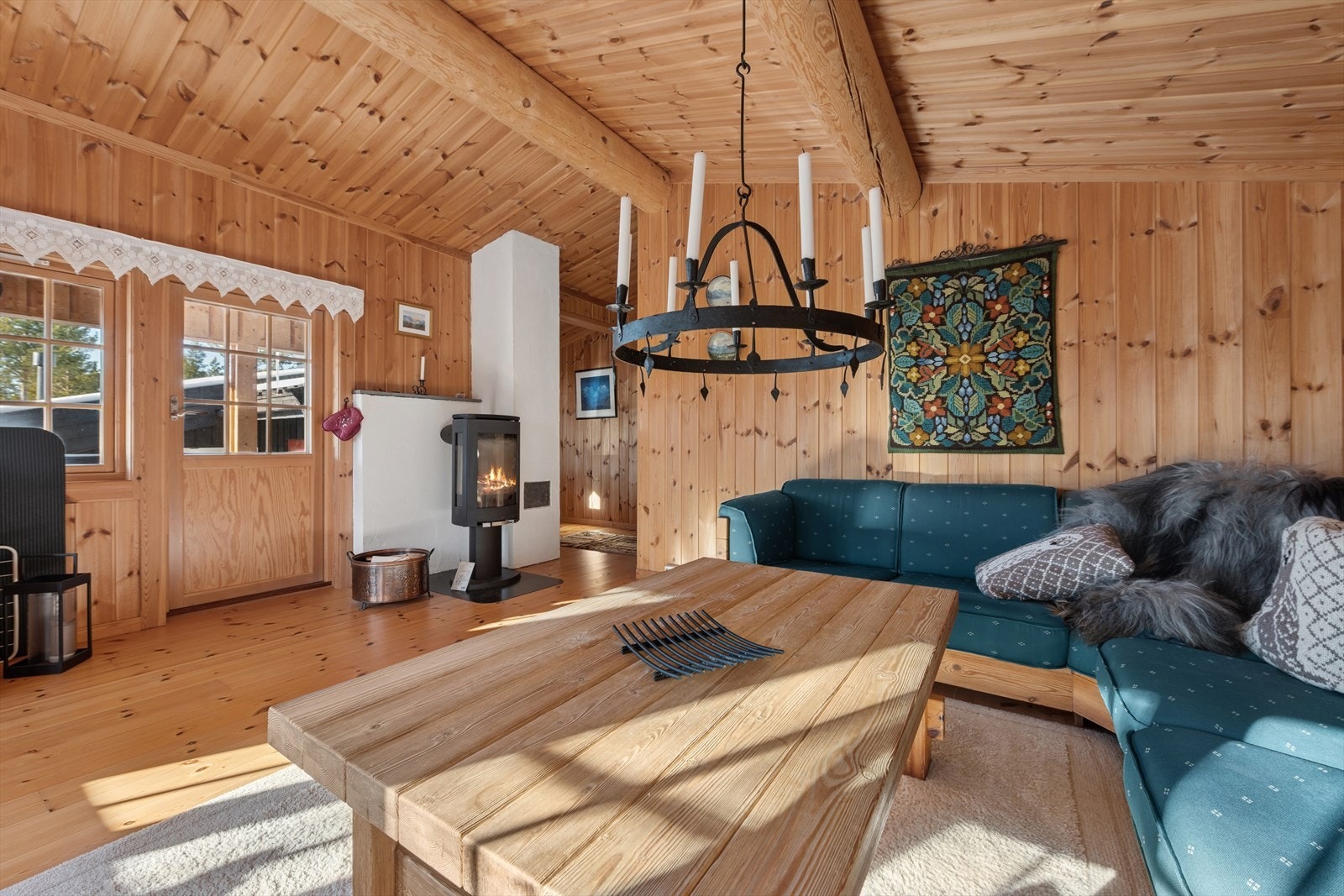 Stue i tilbygget med nyere peis og utsikt over uteområdene. Galleribilde