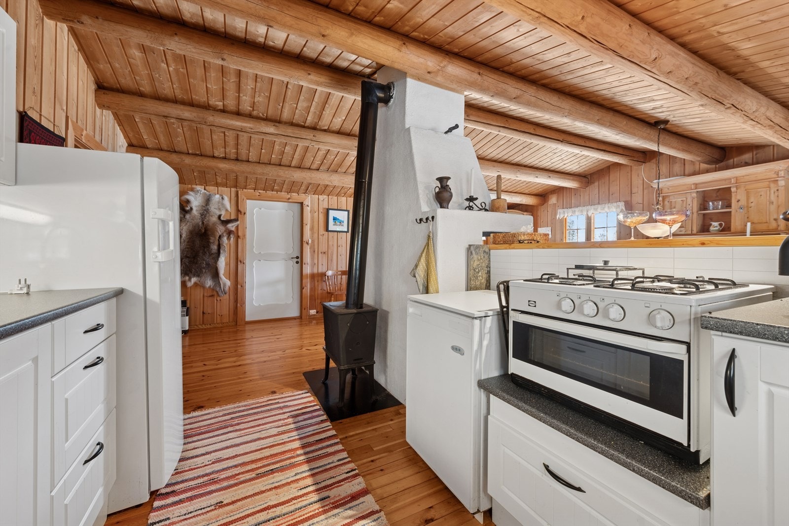 Fra kjøkkenet har man lett adkomst til spisestuen. Galleribilde