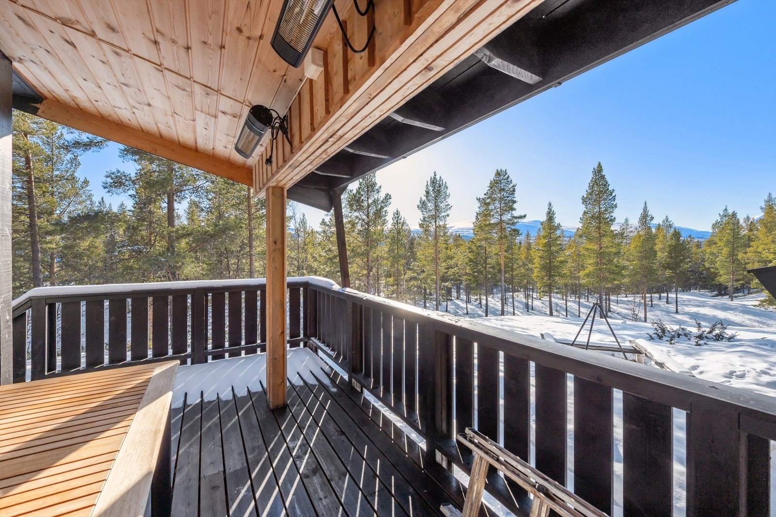 Terrassen har overtak og installert varmelamper. Galleribilde