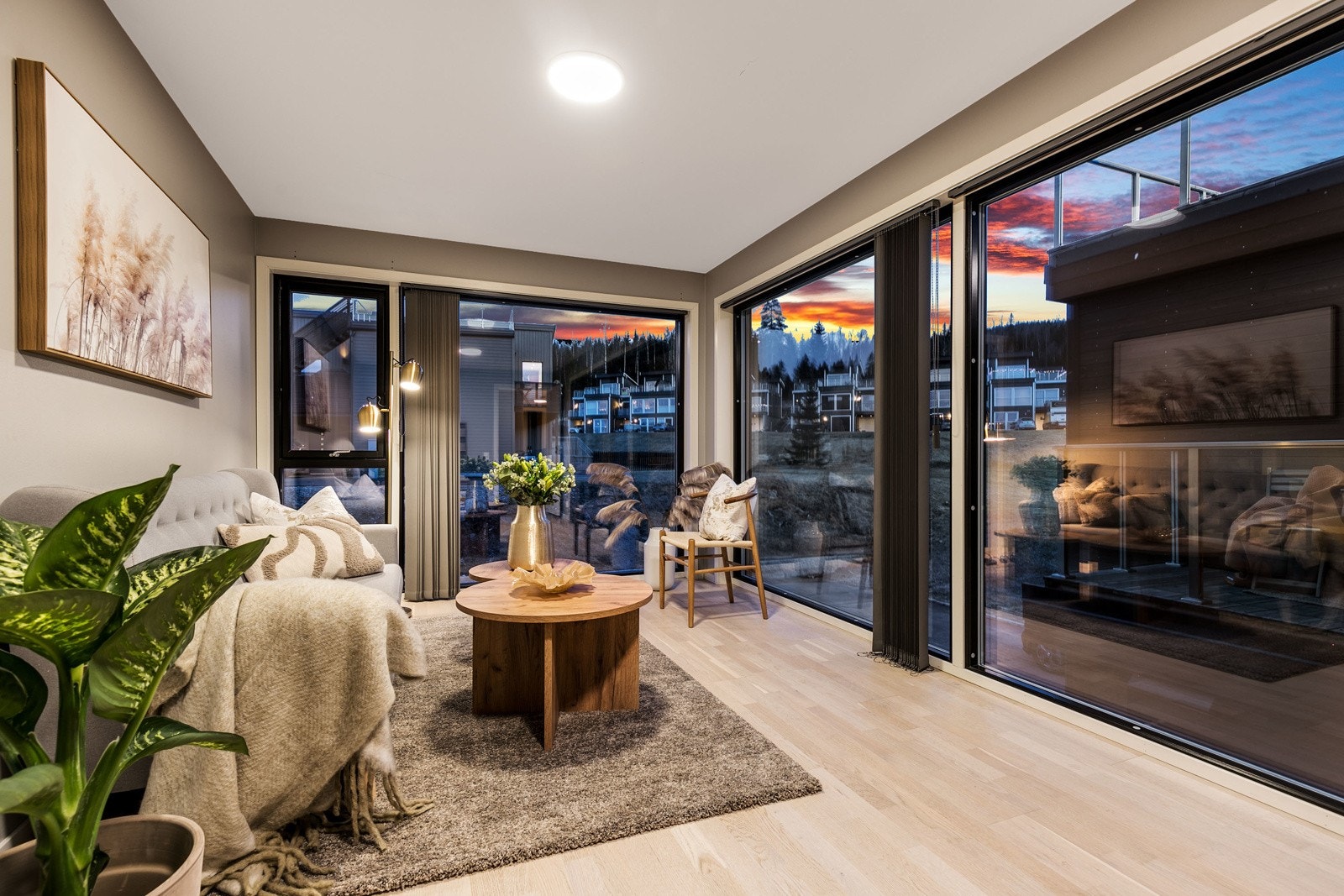 Boligen fra 2019 har en svært moderne arkitektur med gode lysforhold, store vindusflater og åpne løsninger. Galleribilde