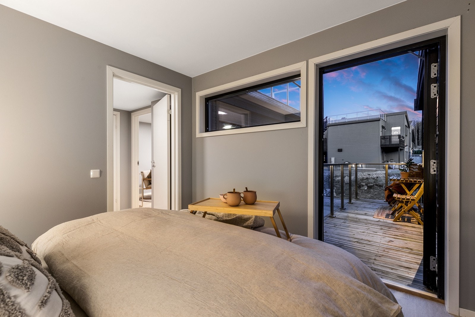 Rommet er malt i en lun gråfarge og på gulvet er det lagt lyspigmentert parkett. Galleribilde