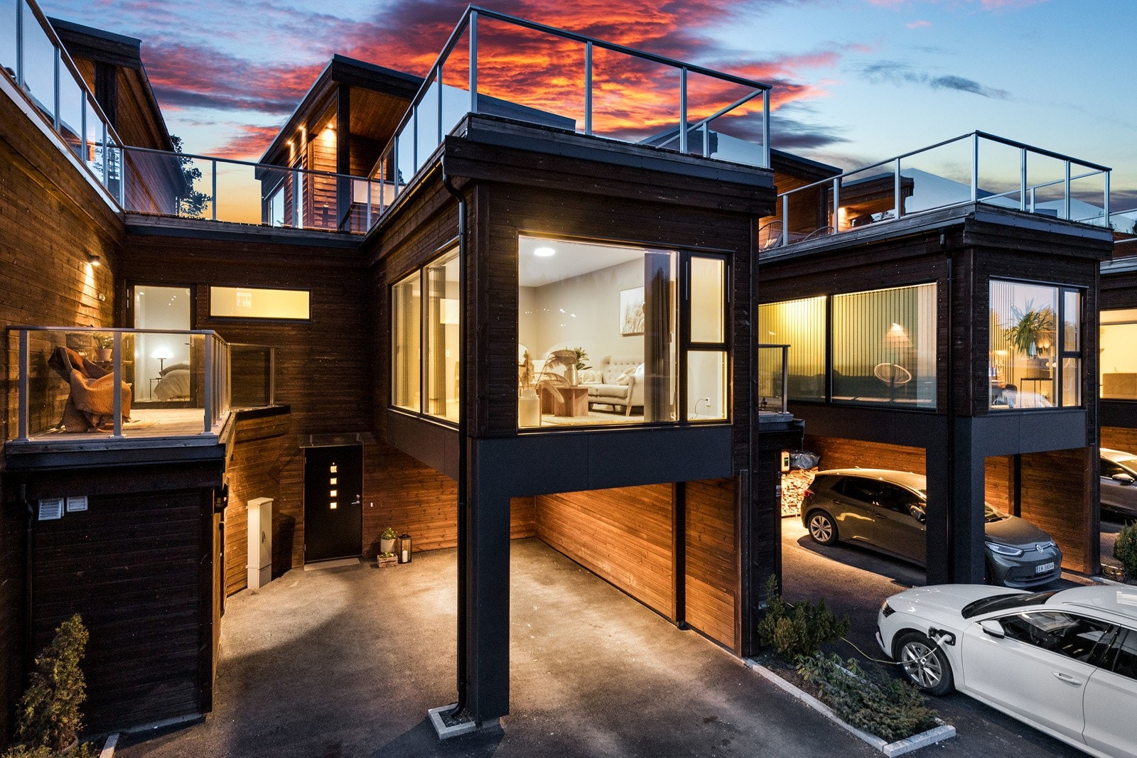 Parkering i sidestilt carport til boligen, samt på egen biloppstillingsplass ved inngangspartiet. Det er i tillegg etablert en egen gjesteparkering på sameiets fellesareal. Galleribilde