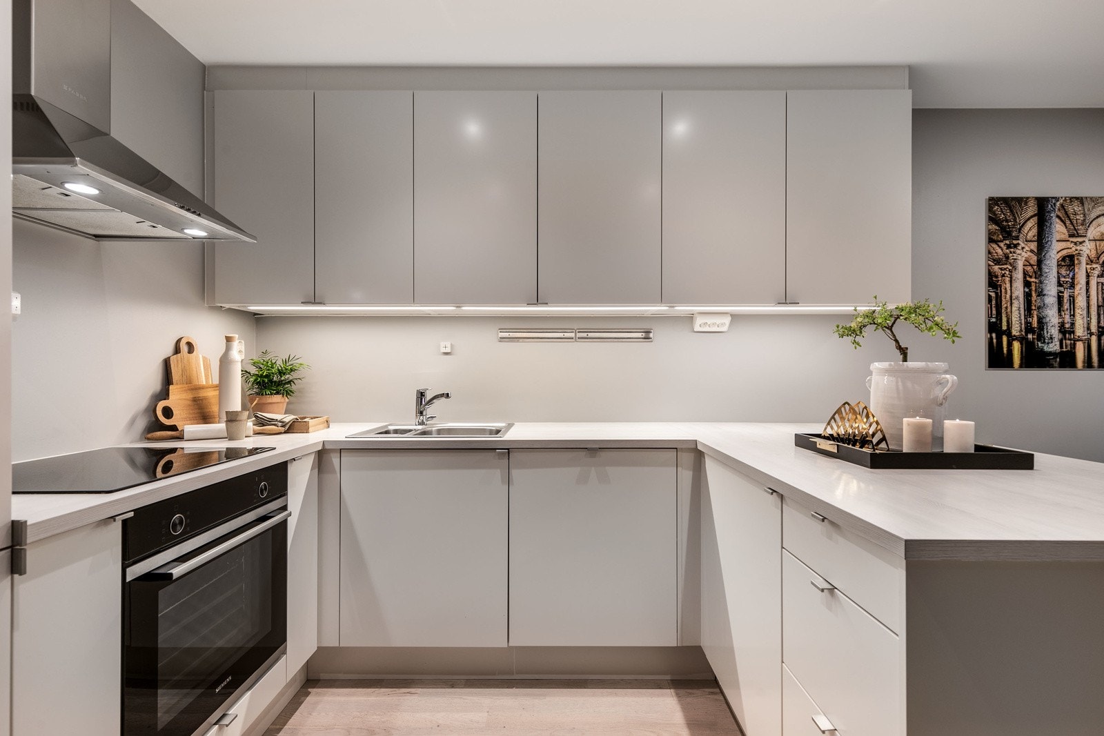 Av utstyr medfølger integrert komfyr, platetopp, oppvaskmaskin, ventilator, samt kombiskap med kjøl/frys. Komfyrvakt er montert over kokesonen. Den flotte kjøkkenhalvøyen bidrar til ekstra arbeidsplass for den kokkeglade, samt rikelig med oppbevaring. Galleribilde