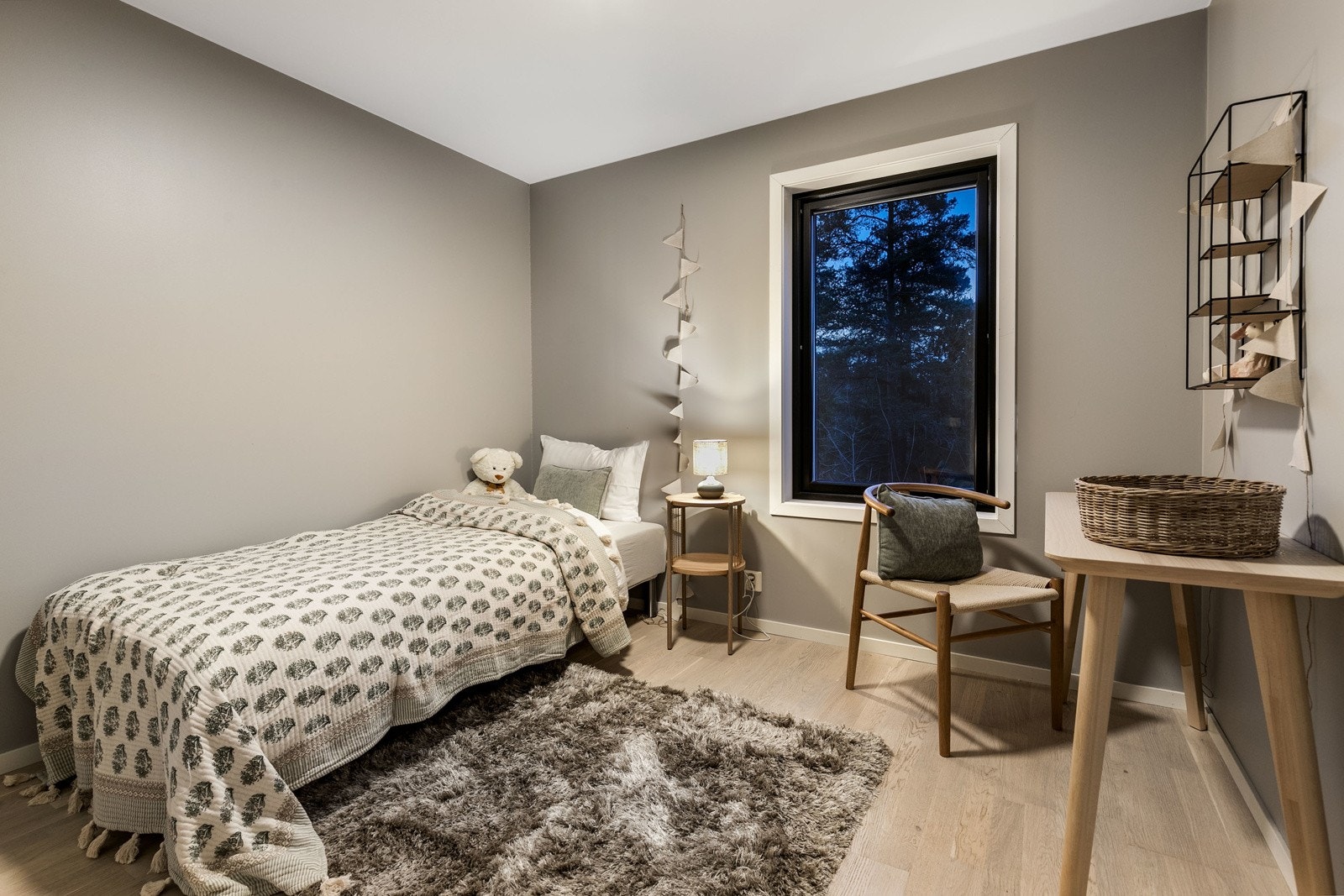 Soverom 3 har lysmalte slette veggflater, lyspigmentert parkett på gulv og et stort vindu. Galleribilde