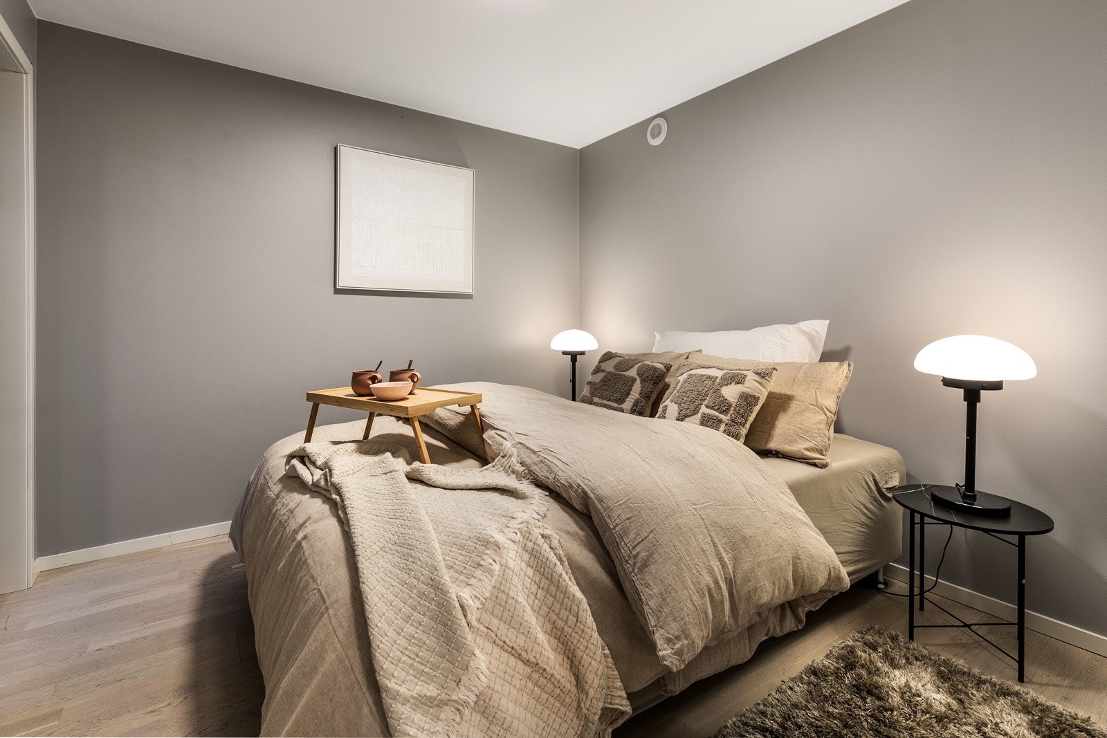 Boligen har totalt 4 lyse og romslige soverom, alle av samme gode kvalitet og standard som boligen for øvrig. Hovedsoverommet er av god størrelse og fremstår som meget innbydende. Galleribilde