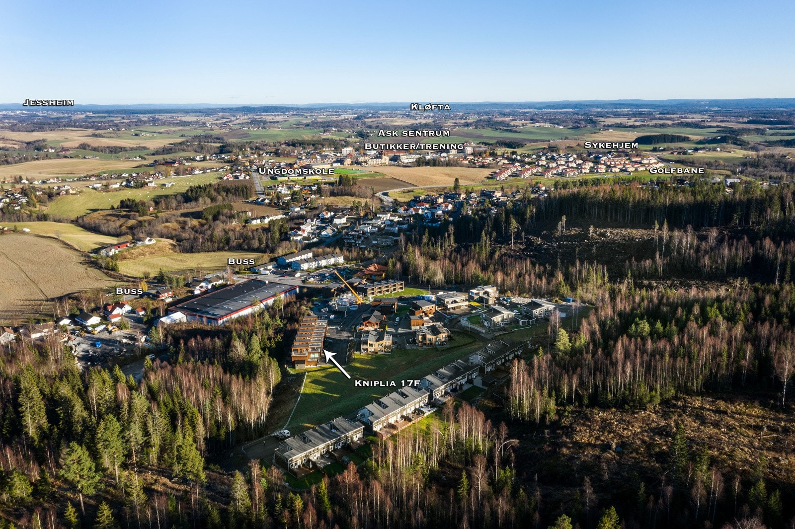 Boligen sokner til Gjerdrum barneskole som ligger 1,2 km unna og Gjerdrum ungdomsskole 1,4 km. Det finnes flere barnehager i nærområdet bla. Espira Bådalsfjellet barnehage som ligger 350 meter unna. Dette er en barnehage med seks avdelinger for barn i ald Galleribilde