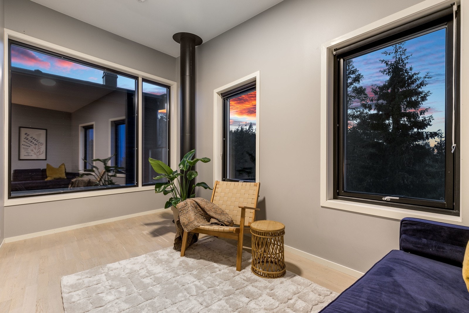 Rommet har flott takhøyde, store vindusflater, lysmalte slette veggflater og lyspigmentert parkett på gulv. Galleribilde