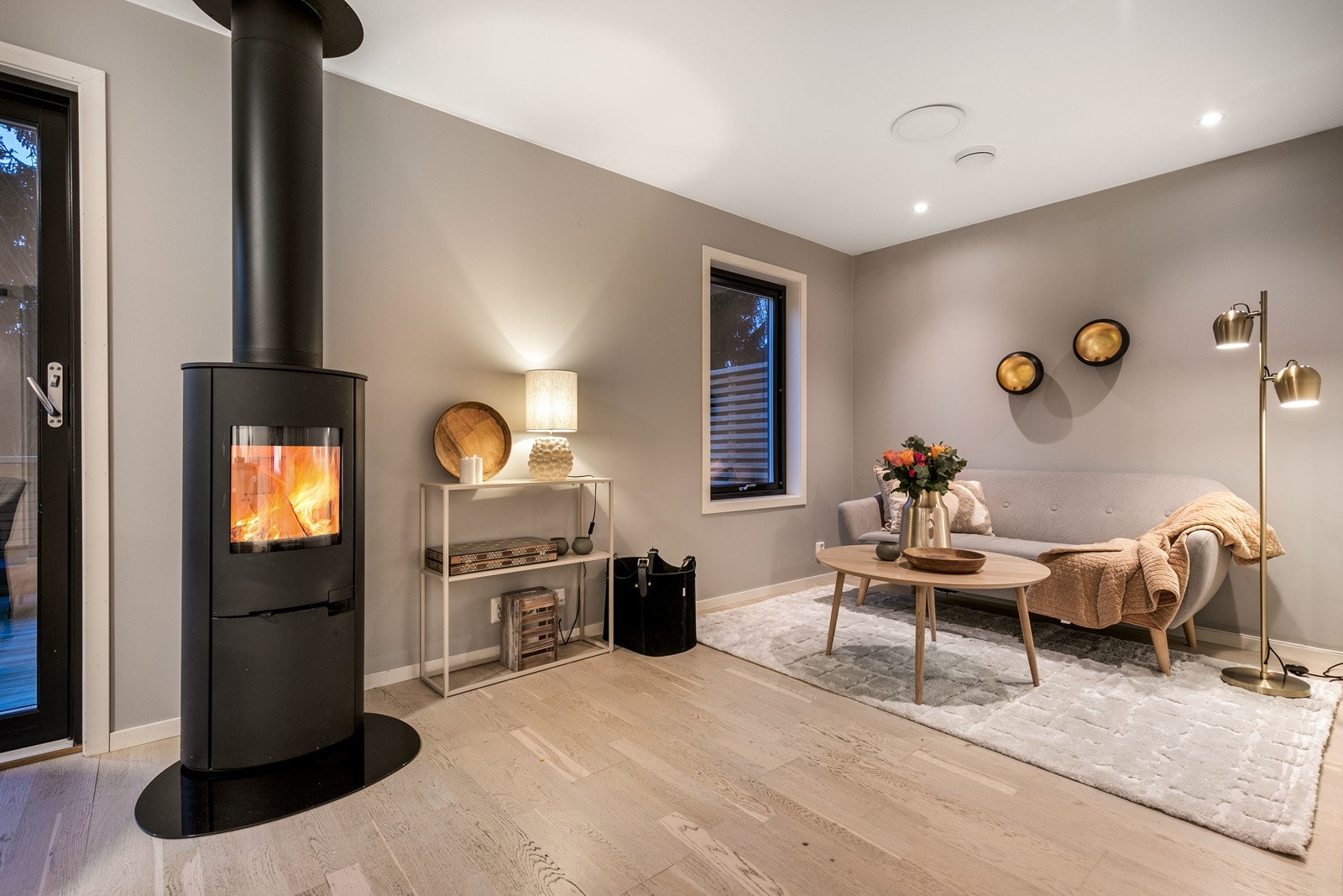 I stuen er det god plass til sofaløsning med tilhørende møblement. Den stilrene peisovnen varmer godt på kalde dager og gir en lun atmosfære til rommet. Galleribilde